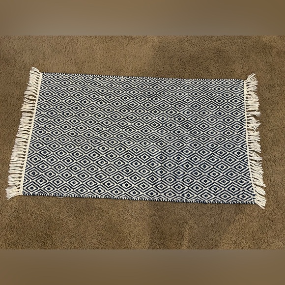 26.5x50in Rug - Picture 4 of 4